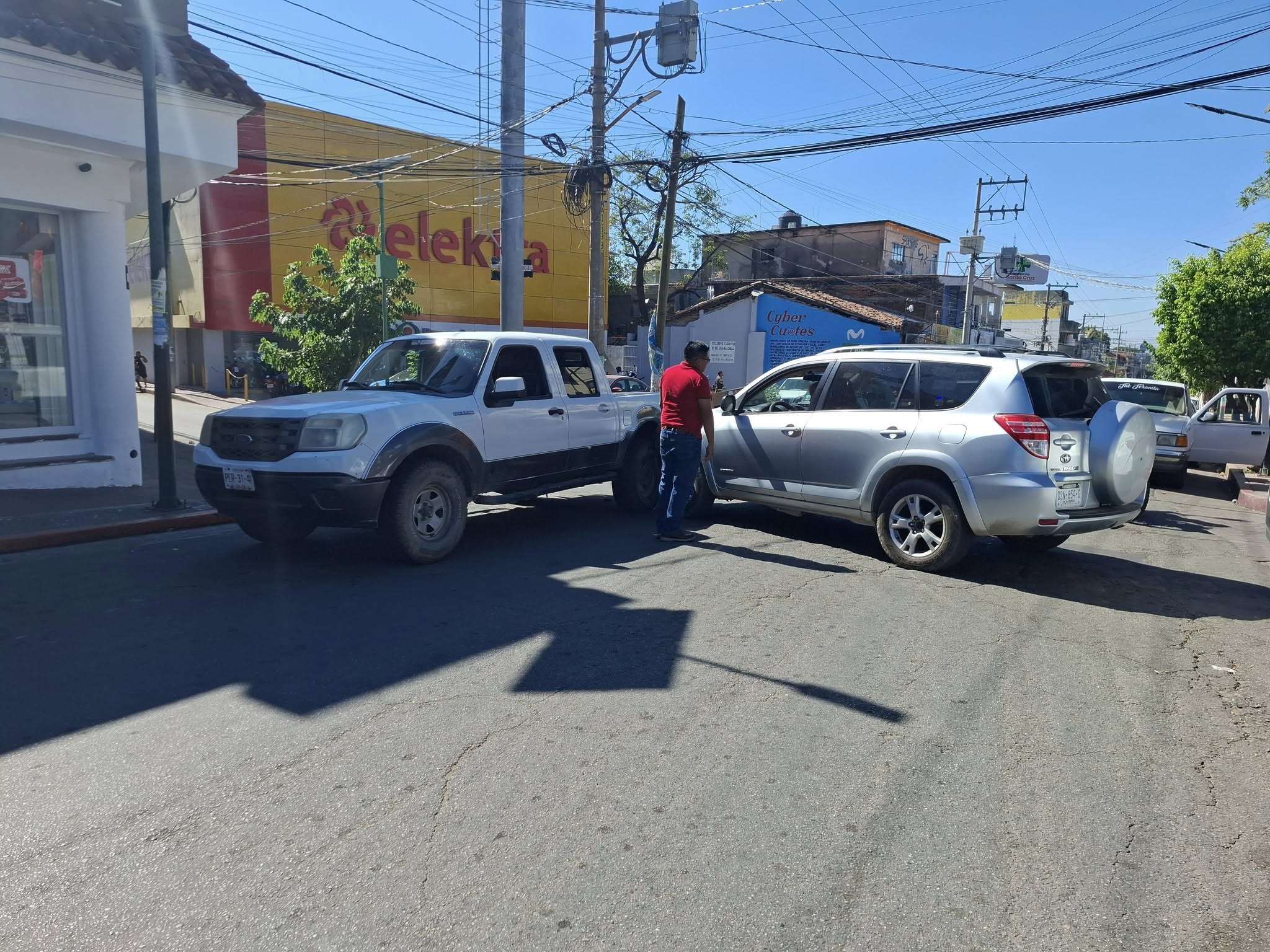 Choque entre camionetas deja saldo de daños materiales en pleno centro ...