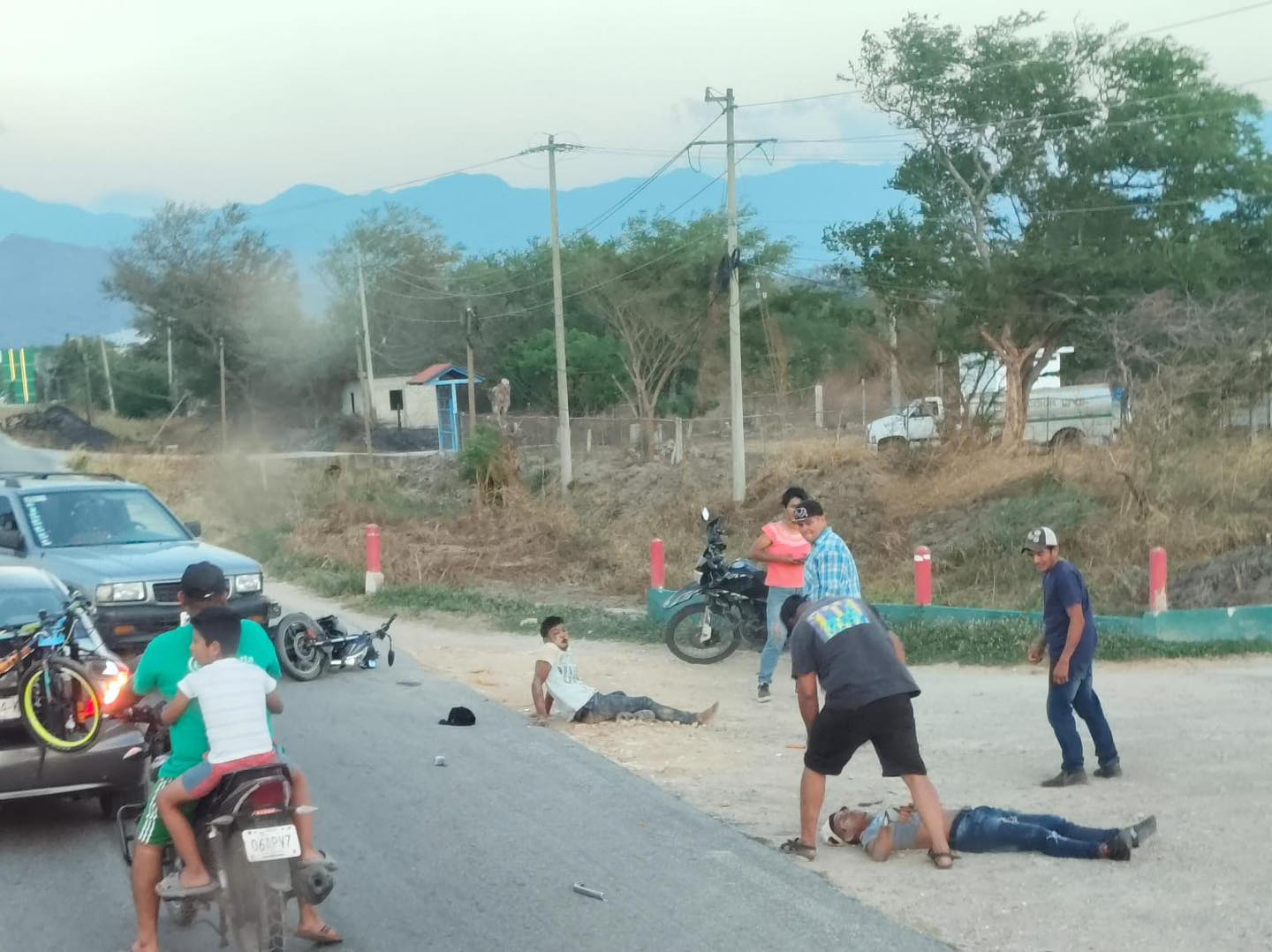 Dos jóvenes motociclistas resultan lesionados tras choque en carretera ...