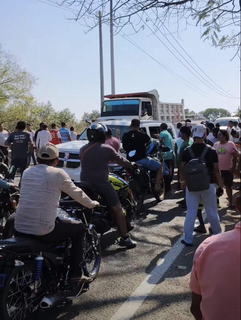 Bloqueo carretero tras operativo contra mototaxis en Cabeza de Toro1
