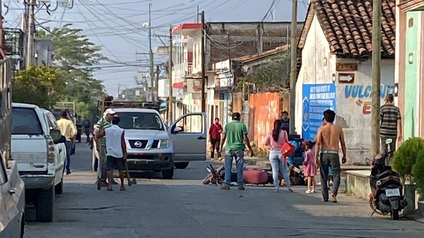 Chocaron camioneta y moto en avenida Rayo¦ün1