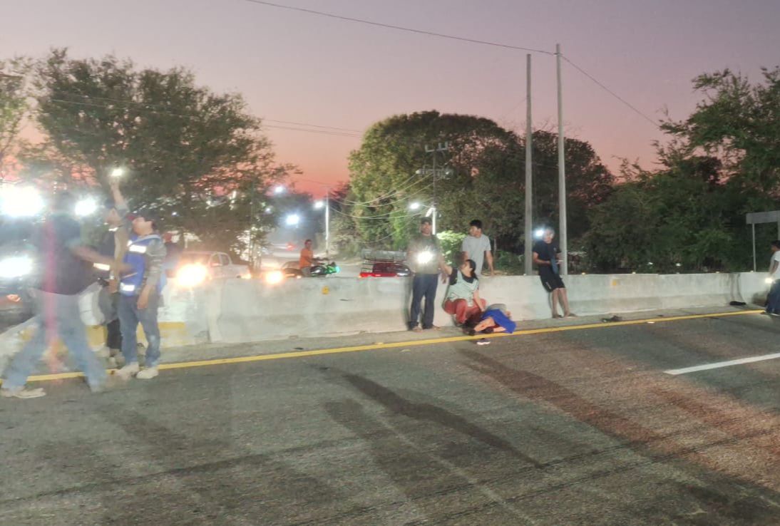 Derrape de motocicleta deja dos adultos lesionados en libramiento1