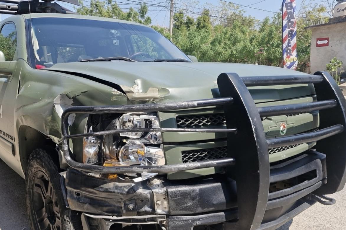 Unidad pick up militar impacta vehi¦üculos estacionados tras operativo en Arriaga1