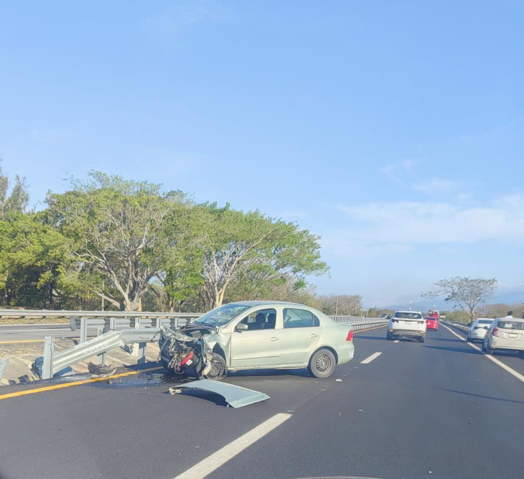 Automovilista pierde el control y choca en carretera Tonala¦ü1