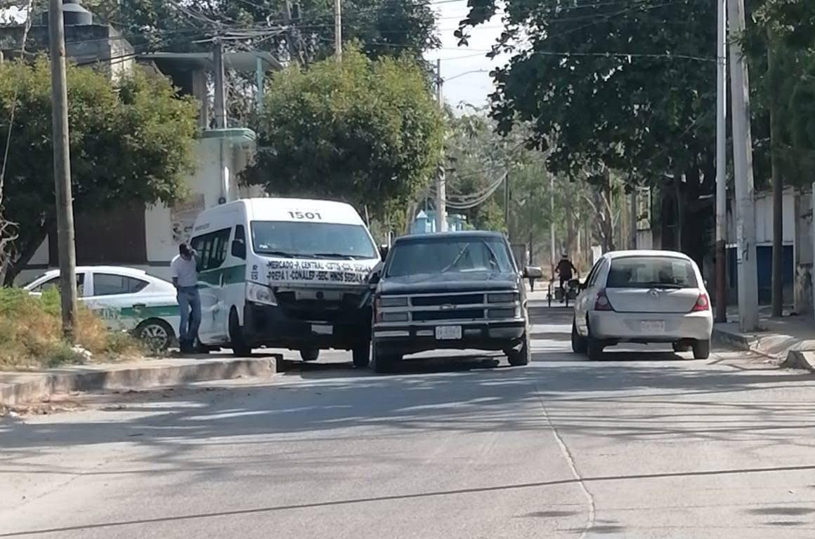 Chocaron combi y camioneta repartidora de leche en La Serd+ín1