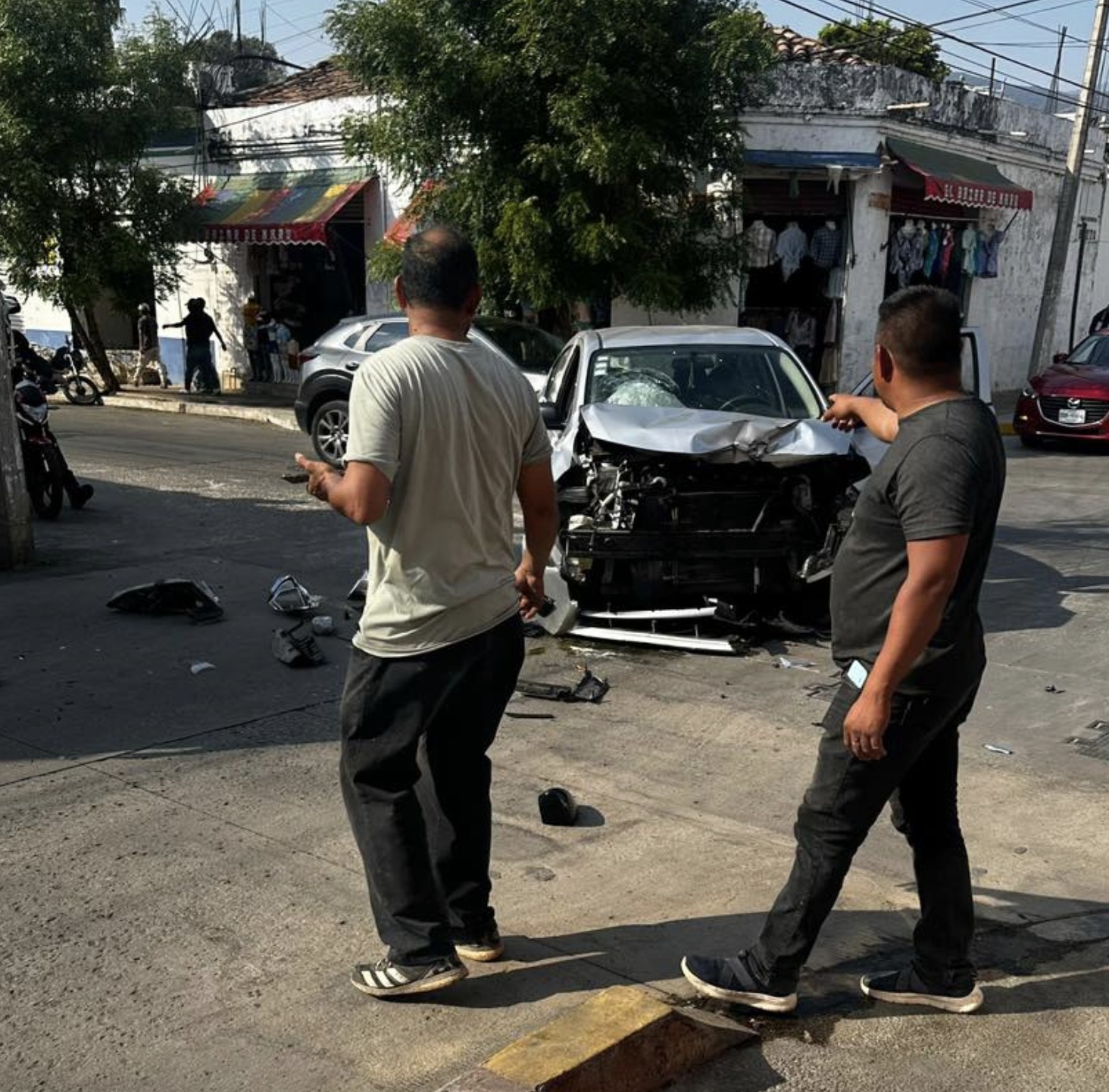 Choque entre dos vehi¦üculos deja dan¦âos materiales en la Hidalgo1