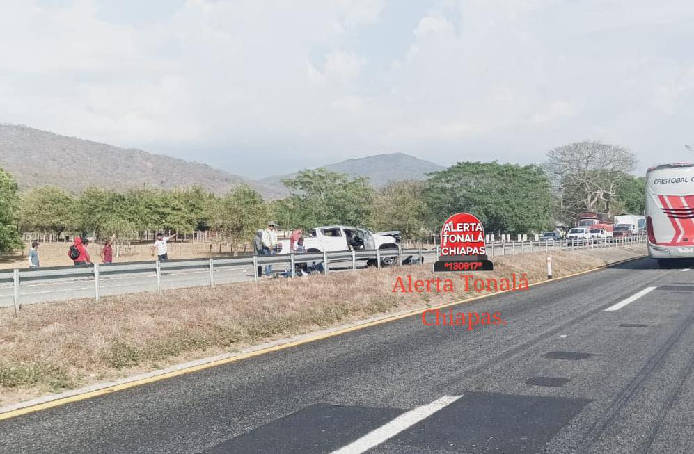 Se accidentaron con todo y camioneta en tramo Tonala¦ü1
