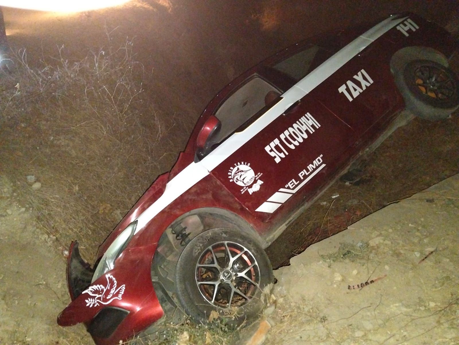Se fue con todo y taxi a barranco de cruce ferrovario en Tonal+í-1