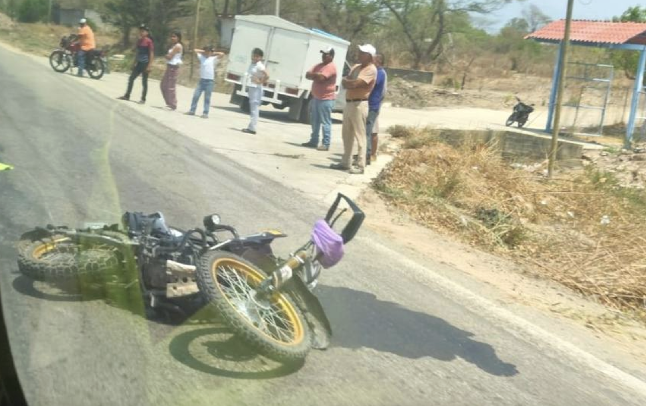 Se suscito¦ü accidente de carro y moto por la Unidad Deportiva de Arriaga1