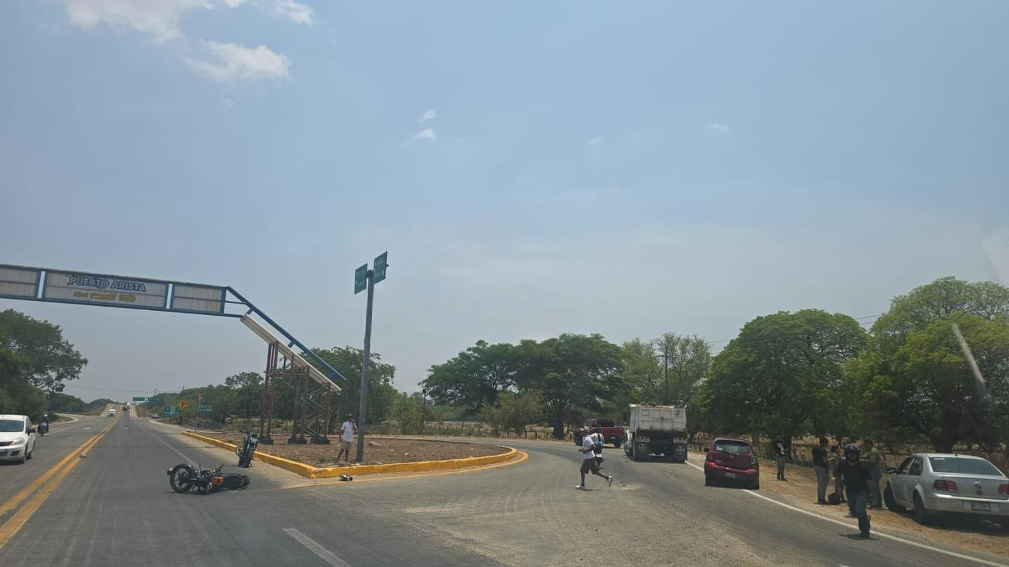 Accidente entre motocicleta y automo¦üvil deja un lesionado en la vi¦üa Tonala¦ü1