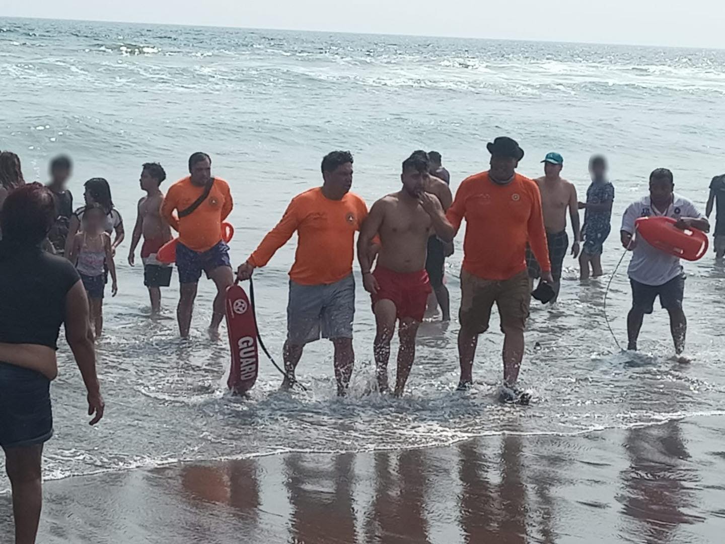 Rescatan a joven en riesgo de ahogamiento en Puerto Arista1