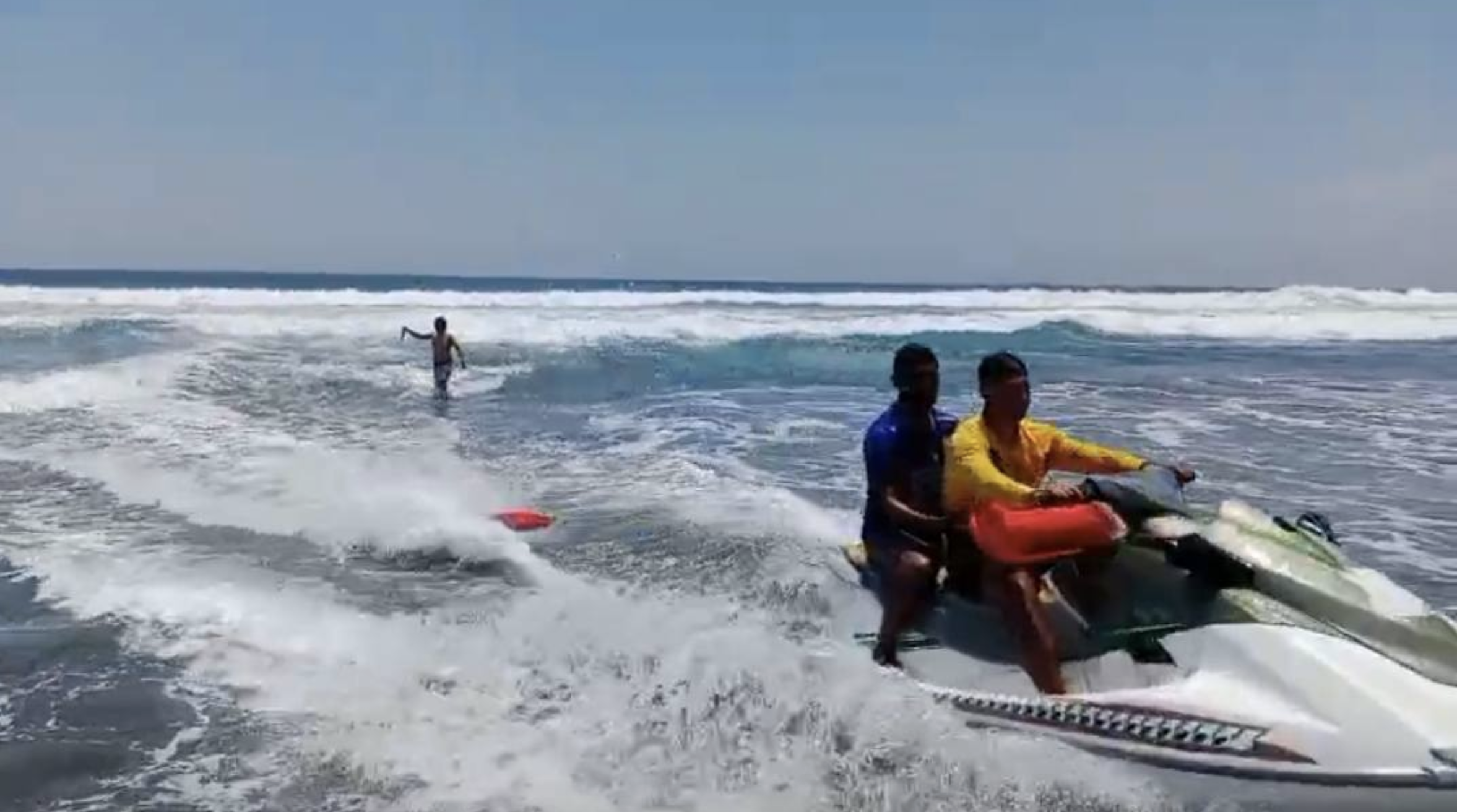 Rescatan a turista de morir ahogado en Playa del Sol1