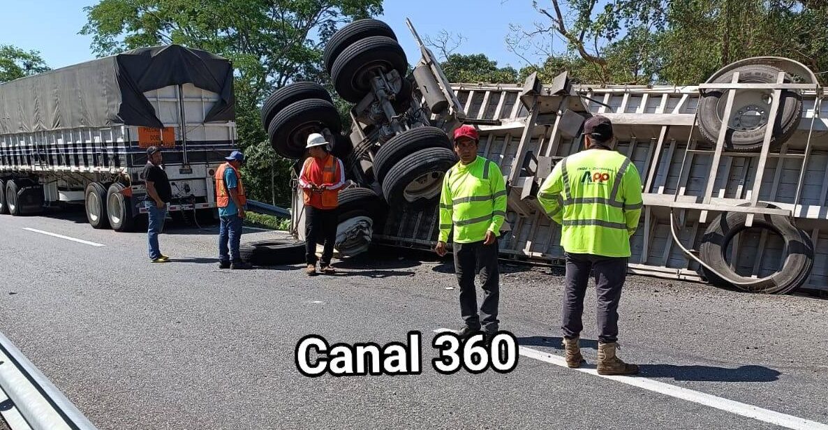 Volcadura de tra¦üiler con mai¦üz genera afectaciones en la Pijijiapan1