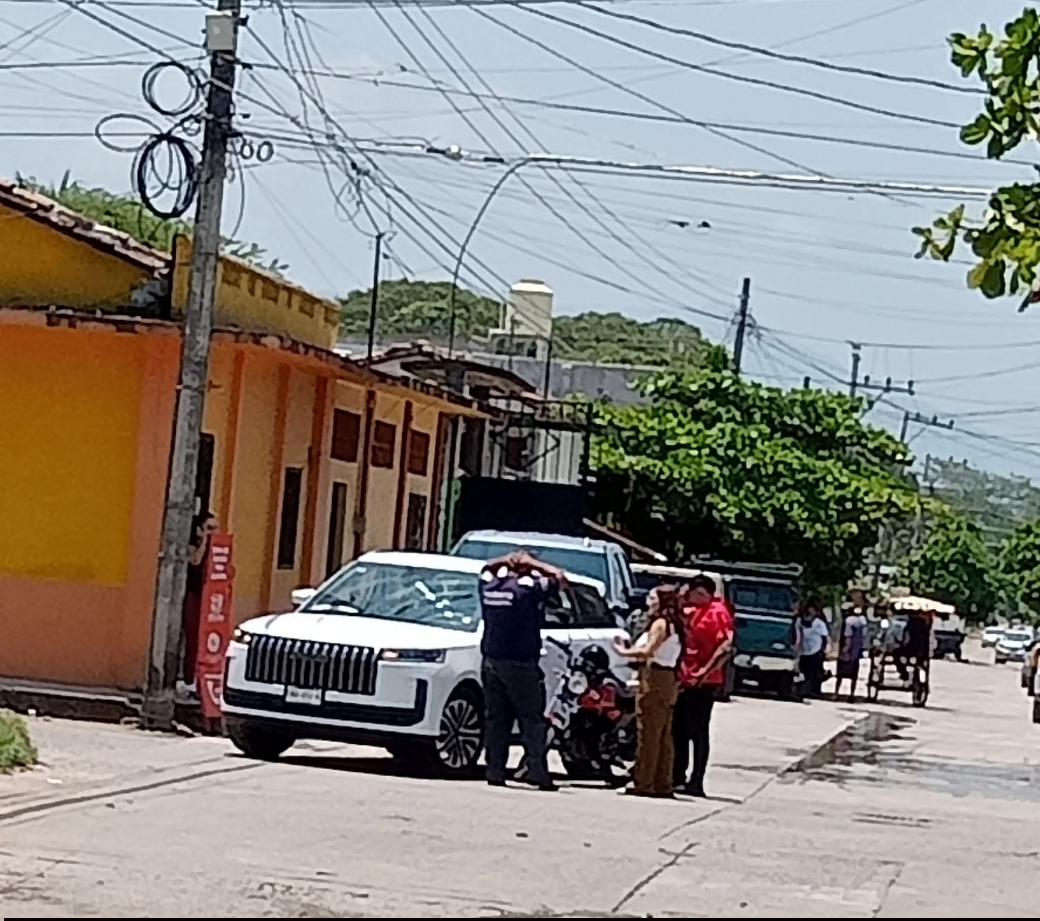 Accidente entre motocicleta y camioneta deja dan¦âos materiales en Pijijiapan1