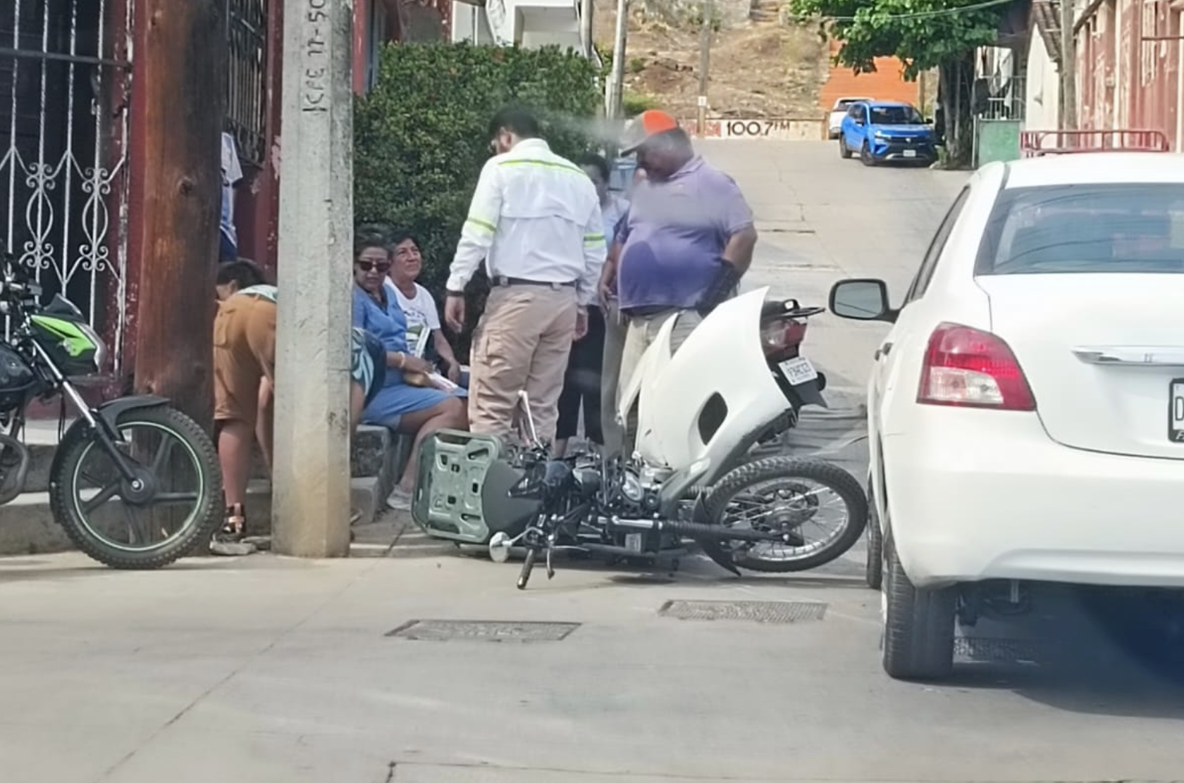 Choque entre motocicleta y automo¦üvil deja lesionado en Tonala¦ü-1