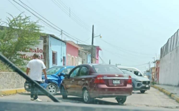 Dos automo¦üviles colisionan sobre la Novena Norte en Arriaga1