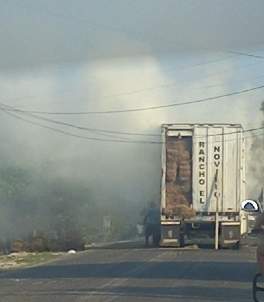 Incendio consumio¦ü carga de pacas de zacate en pesada unidad en Tonala¦ü1