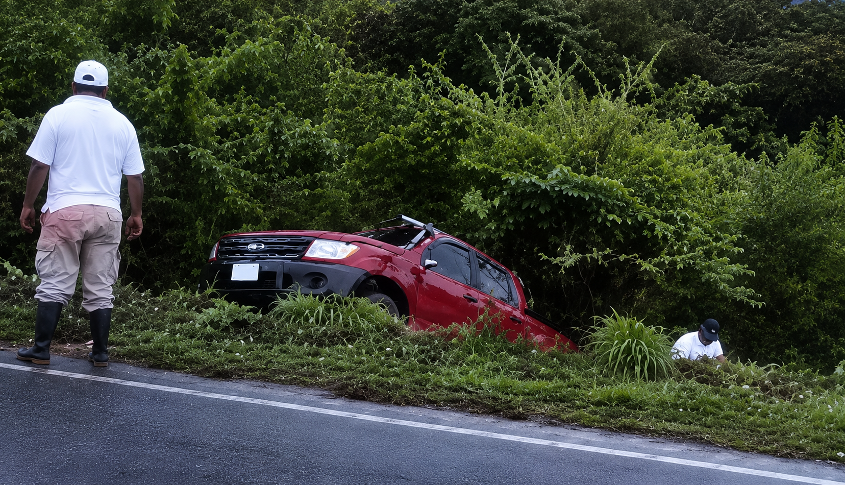 Accidente de camioneta deja tres lesionados en la salida Tonala¦ü1