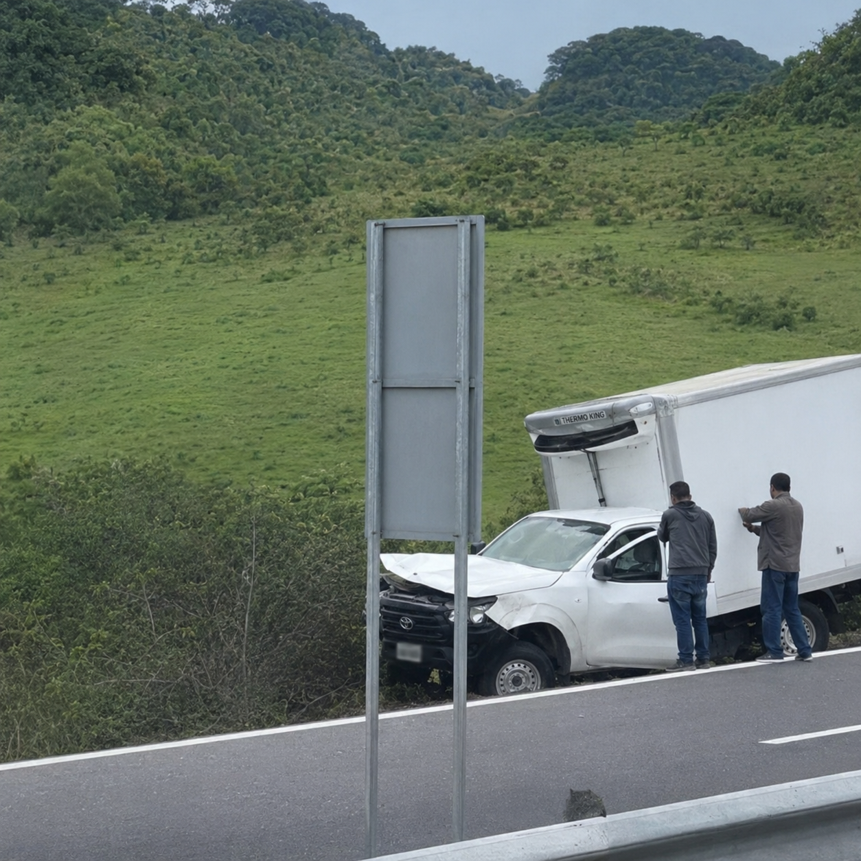 Accidente vehicular deja dan¦âos materiales y lesiones leves en la carretera Tonala¦ü