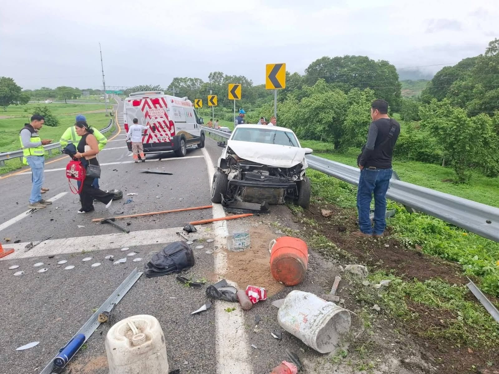 Automo¦üvil arrolla a trabajador de obra tras aparatoso accidente en la vi¦üa Tonala¦ü1