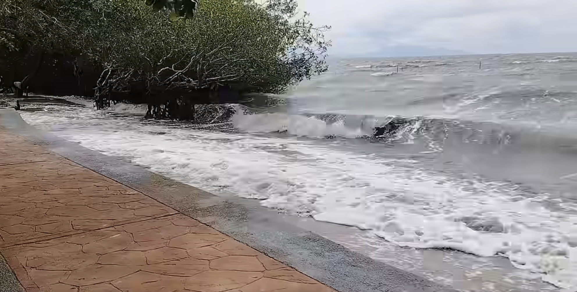 Fuerte oleaje sorprende en playas de Arriaga1