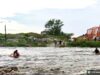Rescatan a tres mujeres y un perrito atrapados por repentina crecida del río Pijijiapan