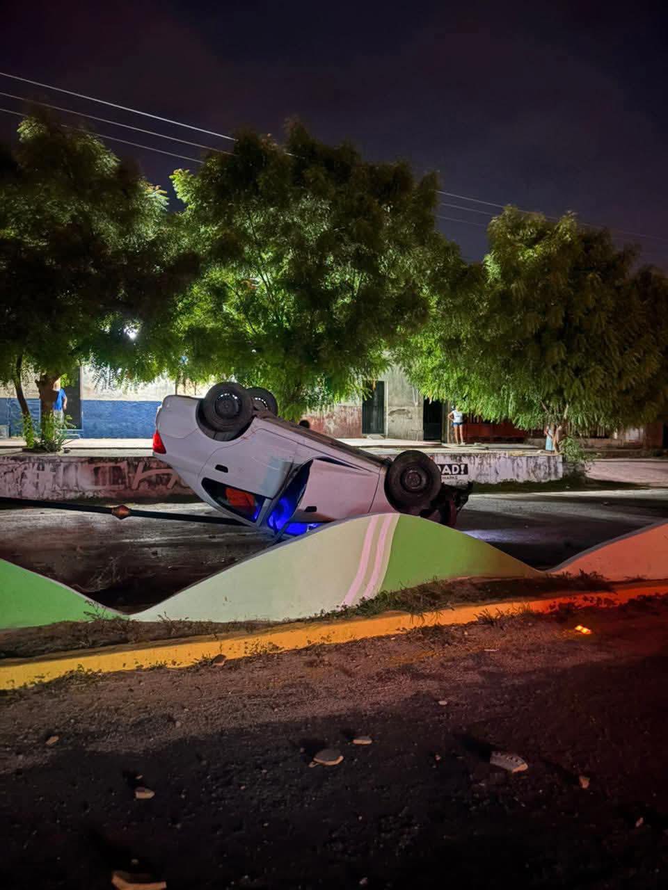Termino¦ü volcando su carro en bulevar de Arriaga tras1