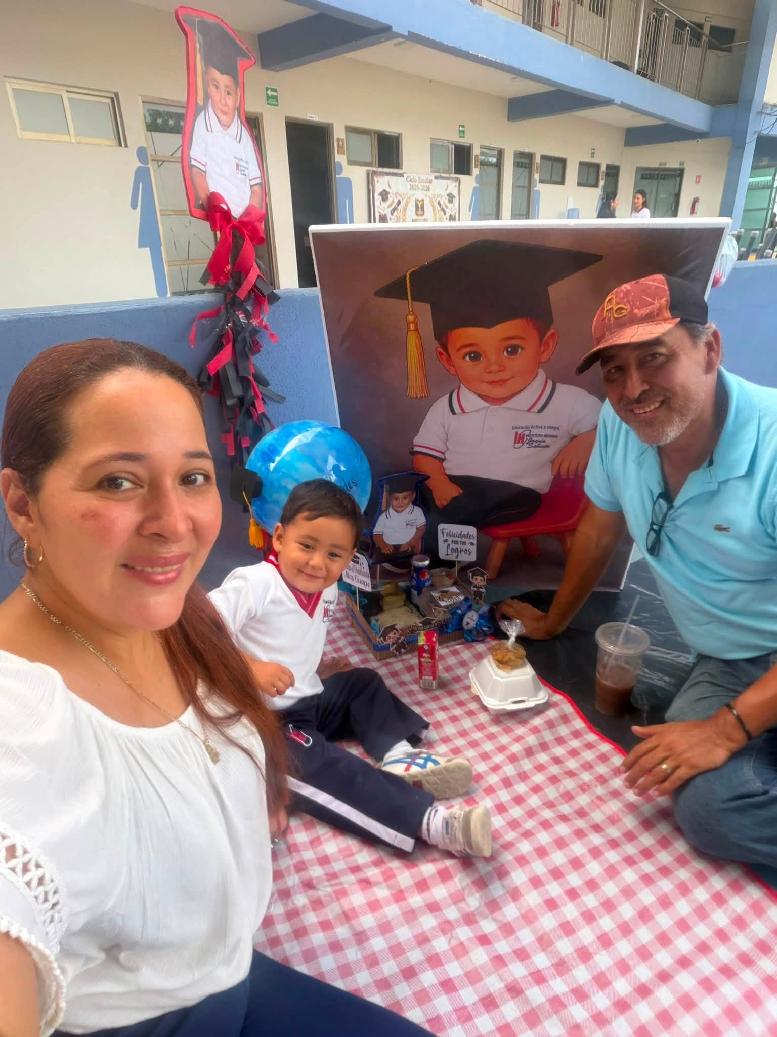 Clarita Aime¦üe y Panchito concluyen una importante etapa escolar acompan¦âados por su familia1
