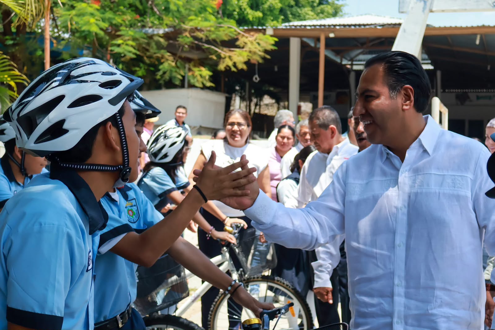 Con inversi+¦n en escuelas y apoyos a estudiantes, Eduardo Ram+¡rez fortalece la educaci+¦n en Chiapas