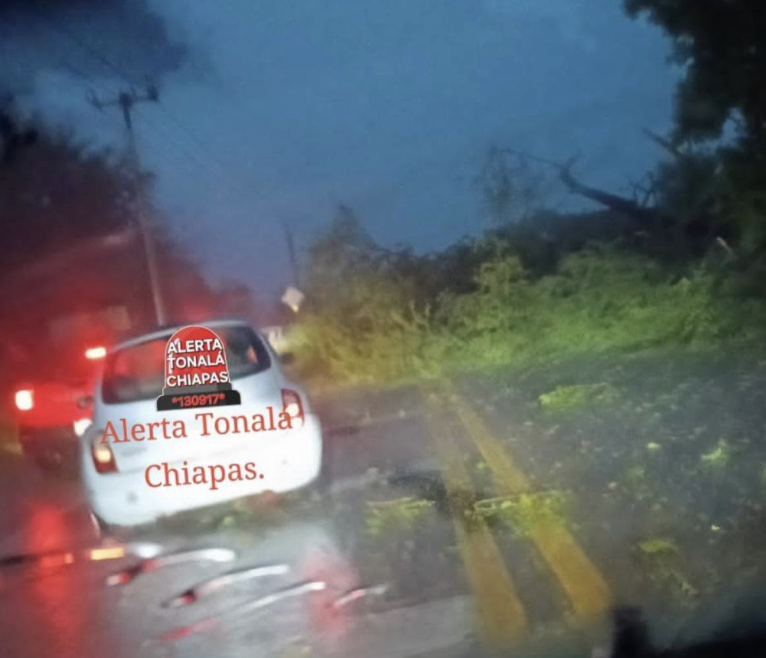 Fuertes lluvias y vientos dejan dan¦âos materiales y cortes de energi¦üa en Tonala¦ü y Pijijiapan1