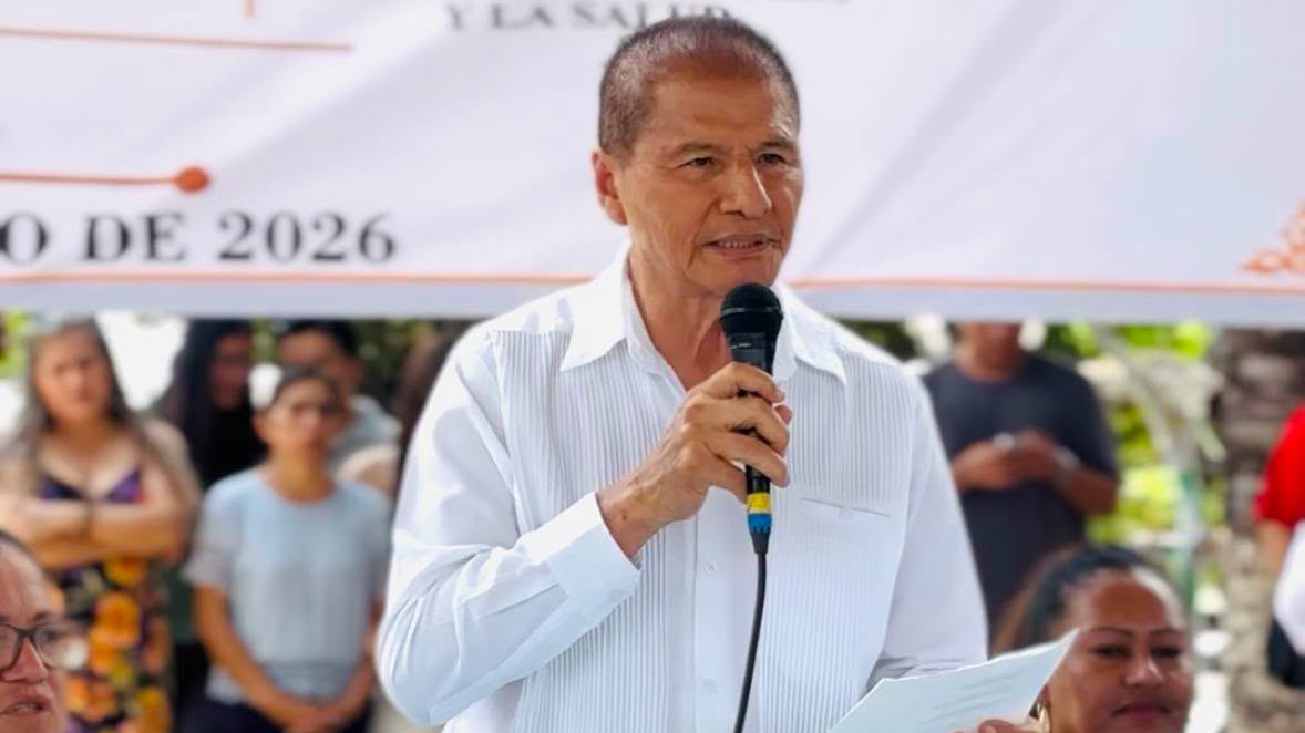 Gilberto de los Santos Cruz acompan¦âa a egresados de la Preparatoria Agropecuaria de Tiltepec y reconoce su esfuerzo acade¦ümico1