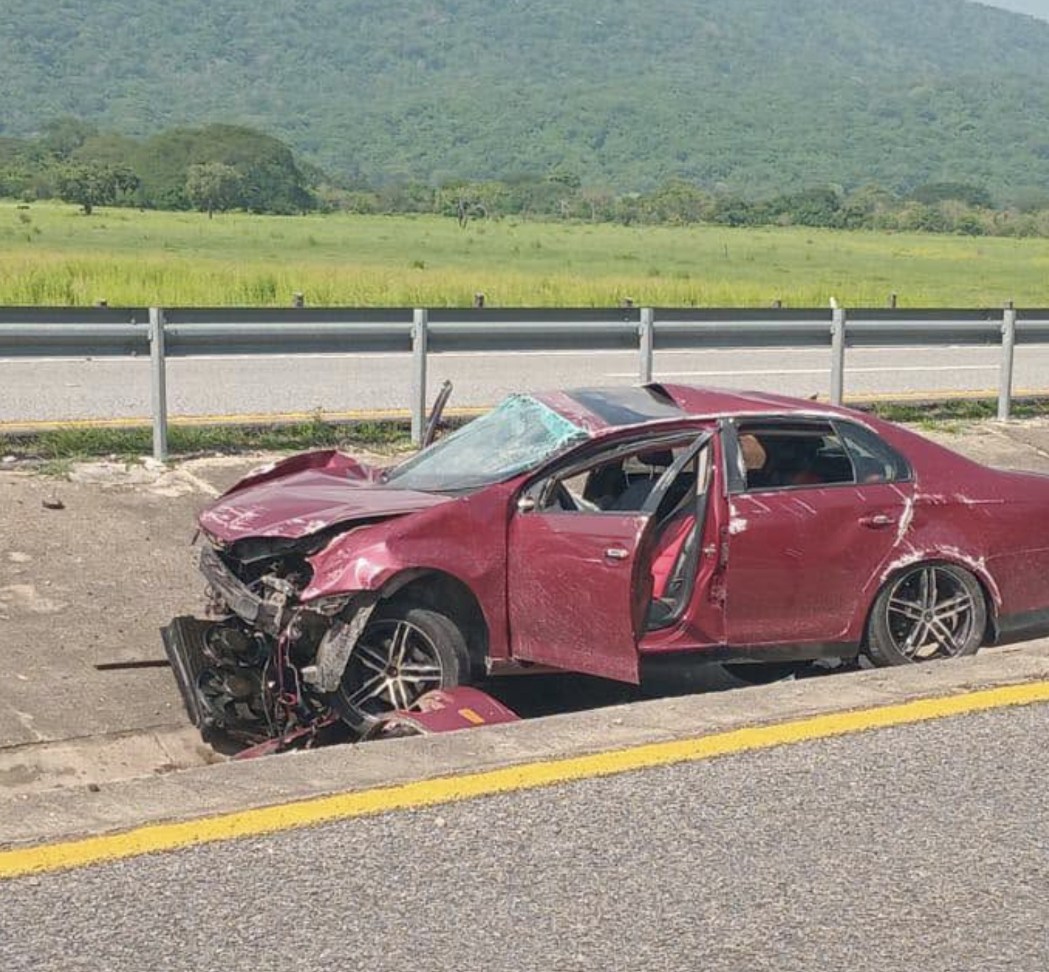 Grava suelta provoca accidente y enciende alerta en la carretera Tonala¦ü1