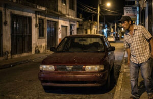 Internautas advierten sobre personas sospechosas cerca de vehículos en Arriaga