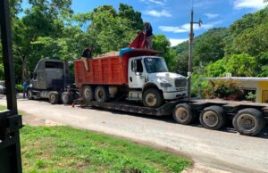 Pobladores de La Polka, Tonalá realizan bloqueo a camiones de volteo; exigen reparación de calles