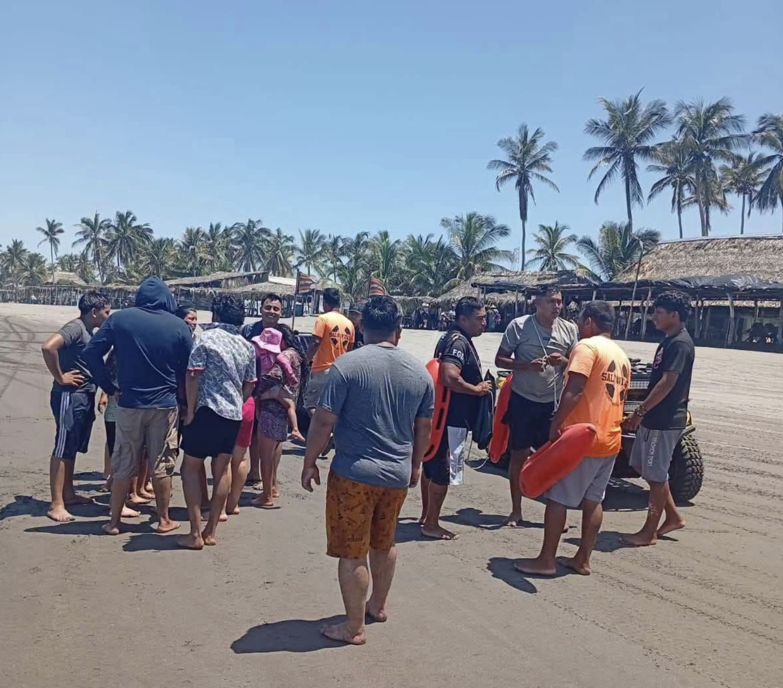 Rescatados de morir ahogados en Puerto Arista1