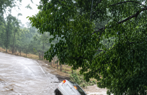 Automovilista casi muere atrapado tras intentar pasar por corriente de agua en Mapastepec