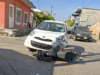 Choque entre automóvil y motocicleta deja daños y un lesionado en Tonalá