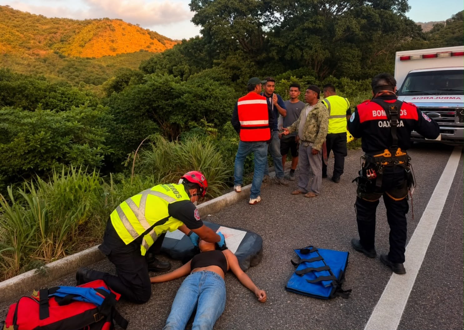 Dos jo¦üvenes tonaltecas resultan lesionadas tras volcadura de taxi en Oaxaca1