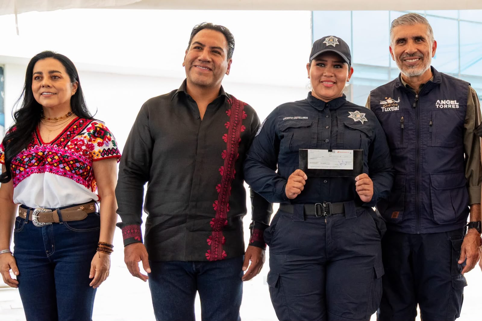 Eduardo Ram+¡rez entrega incentivos a polic+¡as de Tuxtla Guti+®rrez con Certificado +Ünico Policial