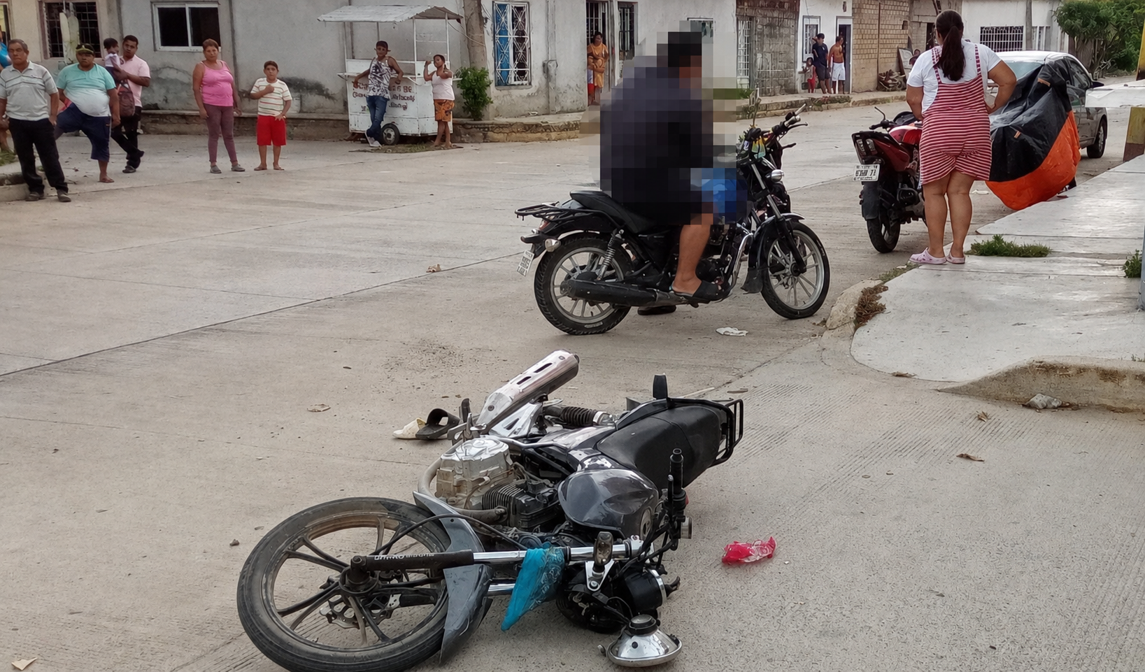 Fuerte choque entre motocicletas deja una persona lesionada en Tonala¦ü1