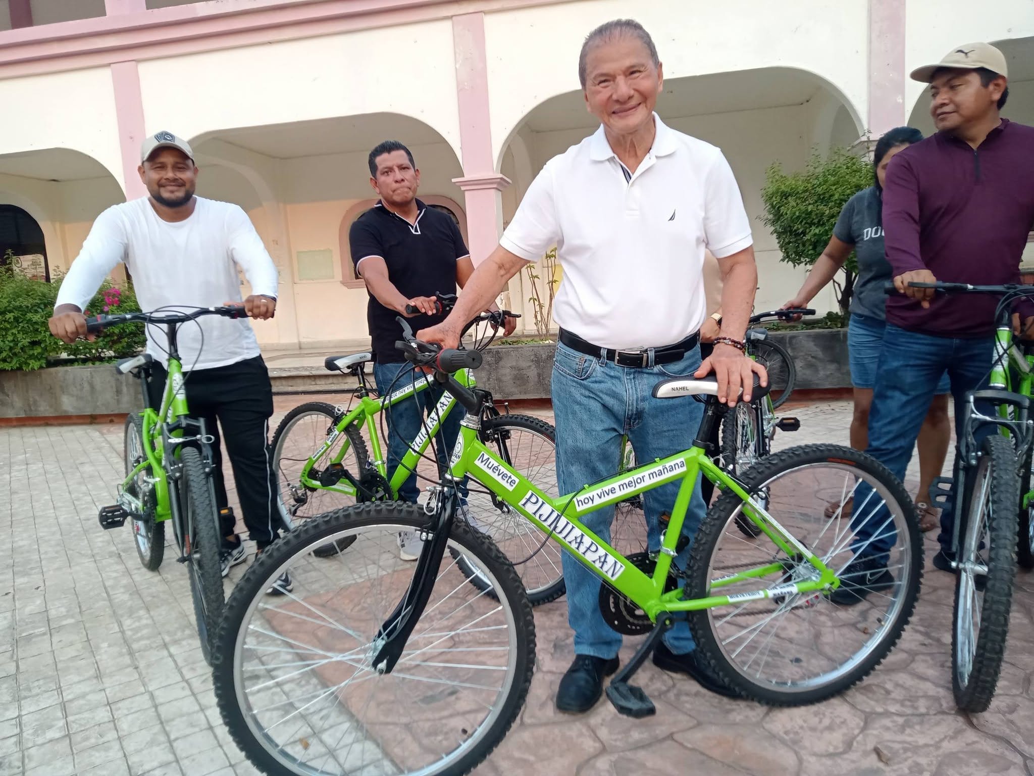 Gilberto de los Santos pone en marcha proyecto de bicicletas para el pueblo de Pijijiapan1