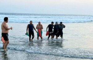 Otro rescatado de morir ahogado en Puerto Arista, Tonalá