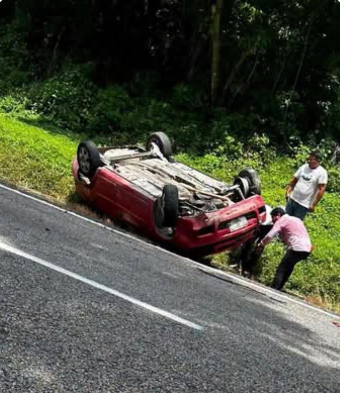 Autom+¦vil vuelca en el tramo Pijijiapan1