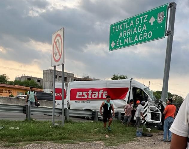 Camioneta de paqueteri¦üa se accidenta en el libramiento de Tonala¦ü1
