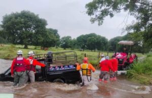 Casi se lo lleva la corriente; rescatan a conductor en Pijijiapan