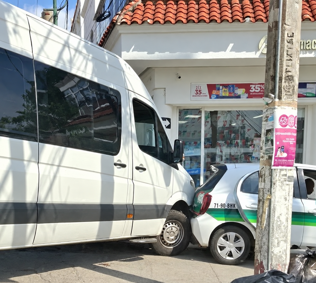 Chocan microbu¦üs y taxi frente al Parque Central de Tonala¦ü1