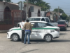 Choque entre motociclista y taxi deja daños materiales en Arriaga