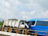 Choque frontal entre volteo y autobús de AEXA deja dos muertos en Mapastepec