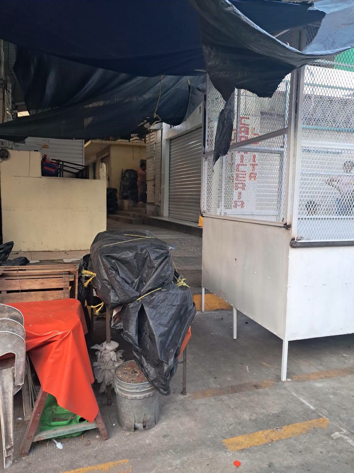 Denuncian estructura que obstruye paso peatonal en el Mercado Manuel Larra¦üinzar de Tonala¦ü1