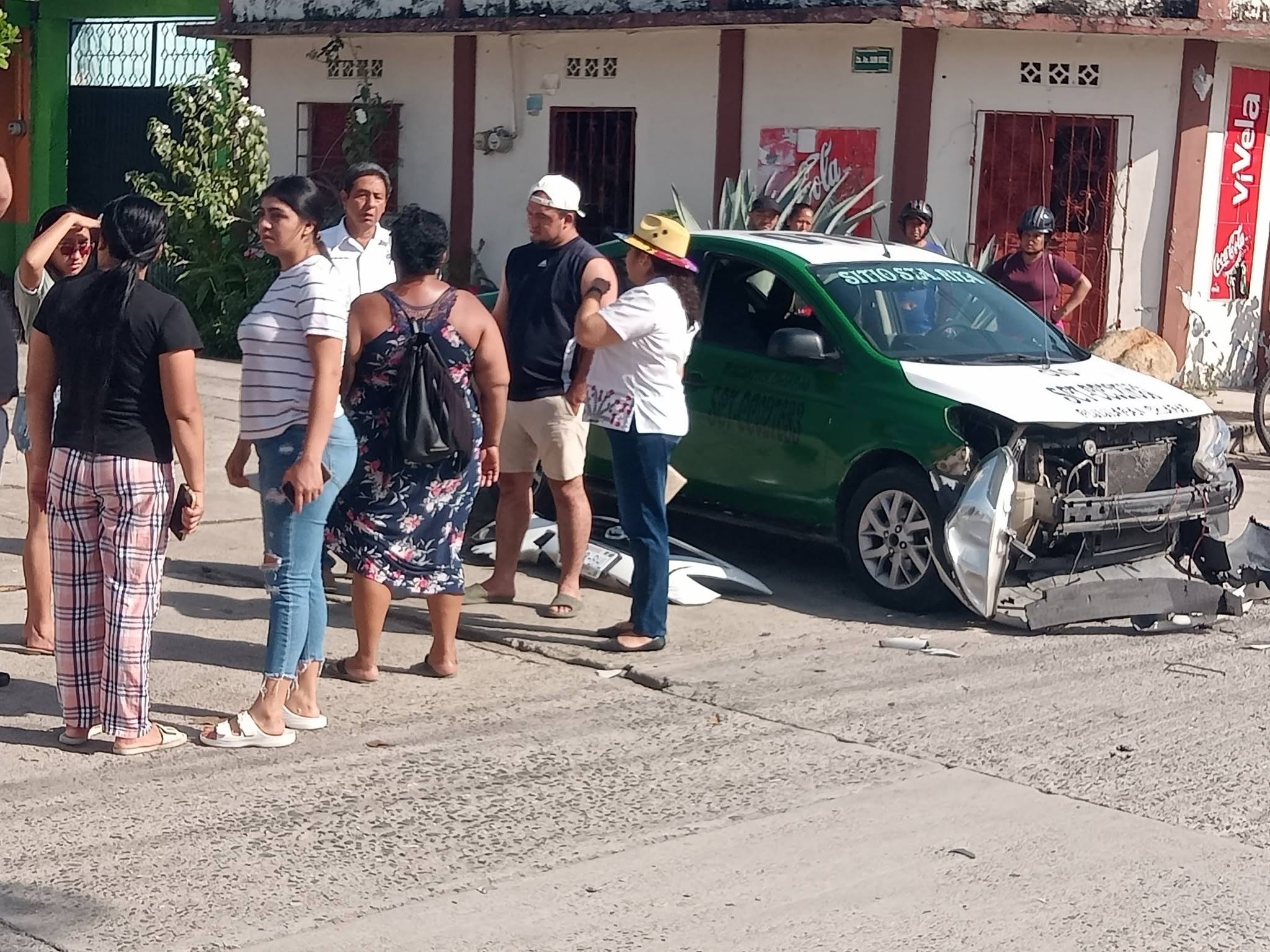 Estudiantes se dirigi¦üan al COBACH cuando sufrieron accidente con taxi en Pijijiapan1