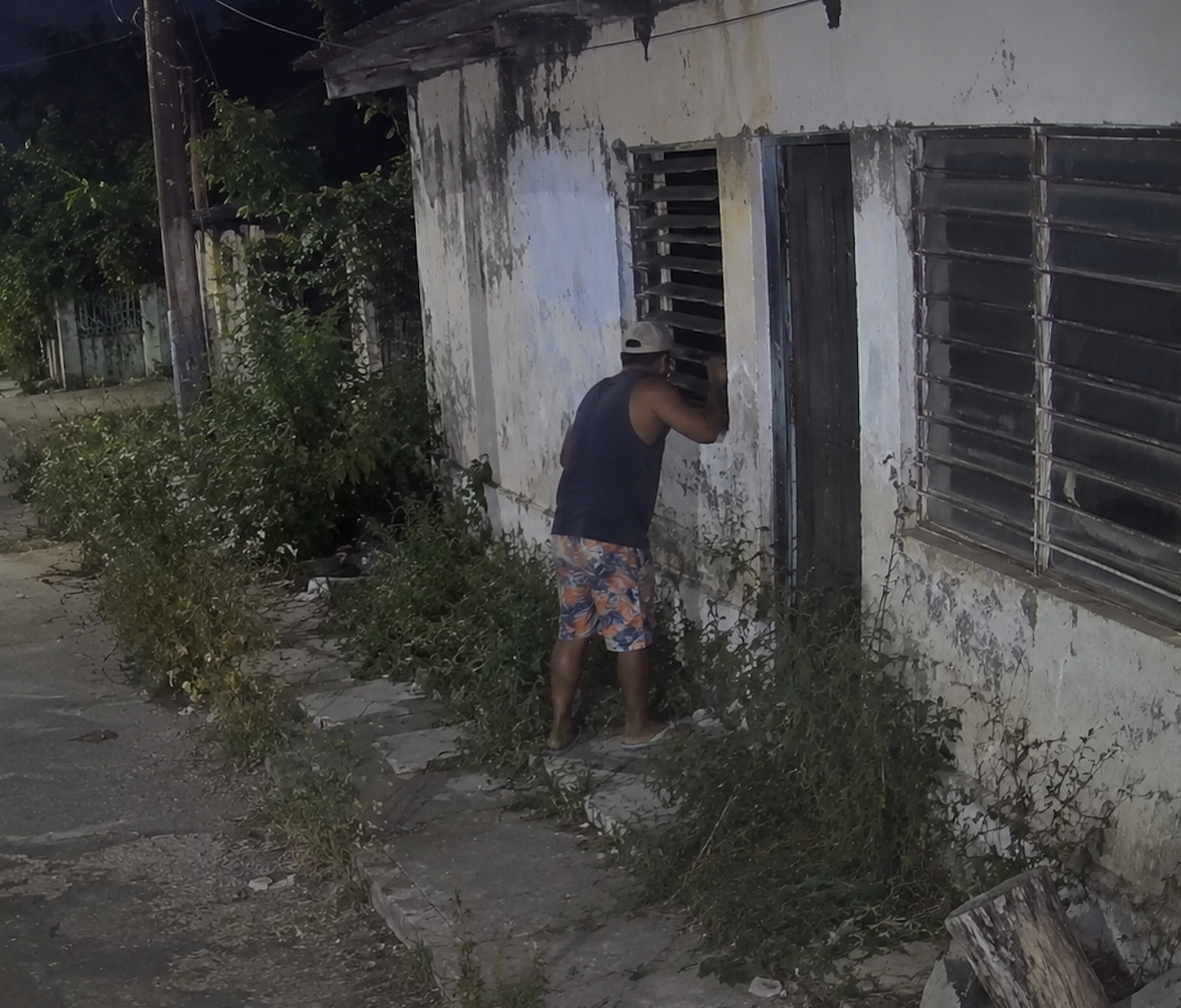 Reportan a sujeto intentando forzar puertas y ventanas de casas en Arriaga1